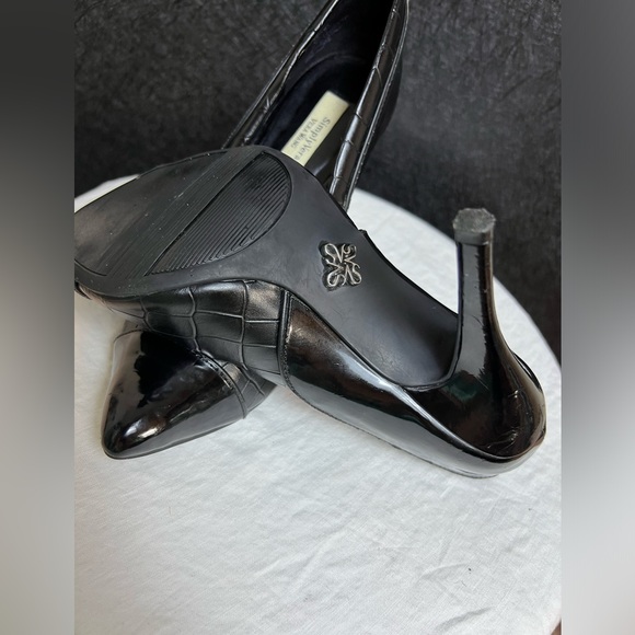 Vera Wang Black Pointed Toe Crocodile Heels | - Picture 2 of 3